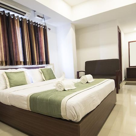 Oyo 18604 Puthens Capitol Inn Kochi Eksteriør billede