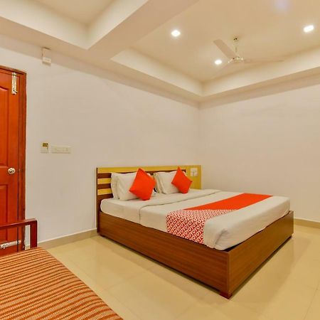 Oyo 18604 Puthens Capitol Inn Kochi Eksteriør billede