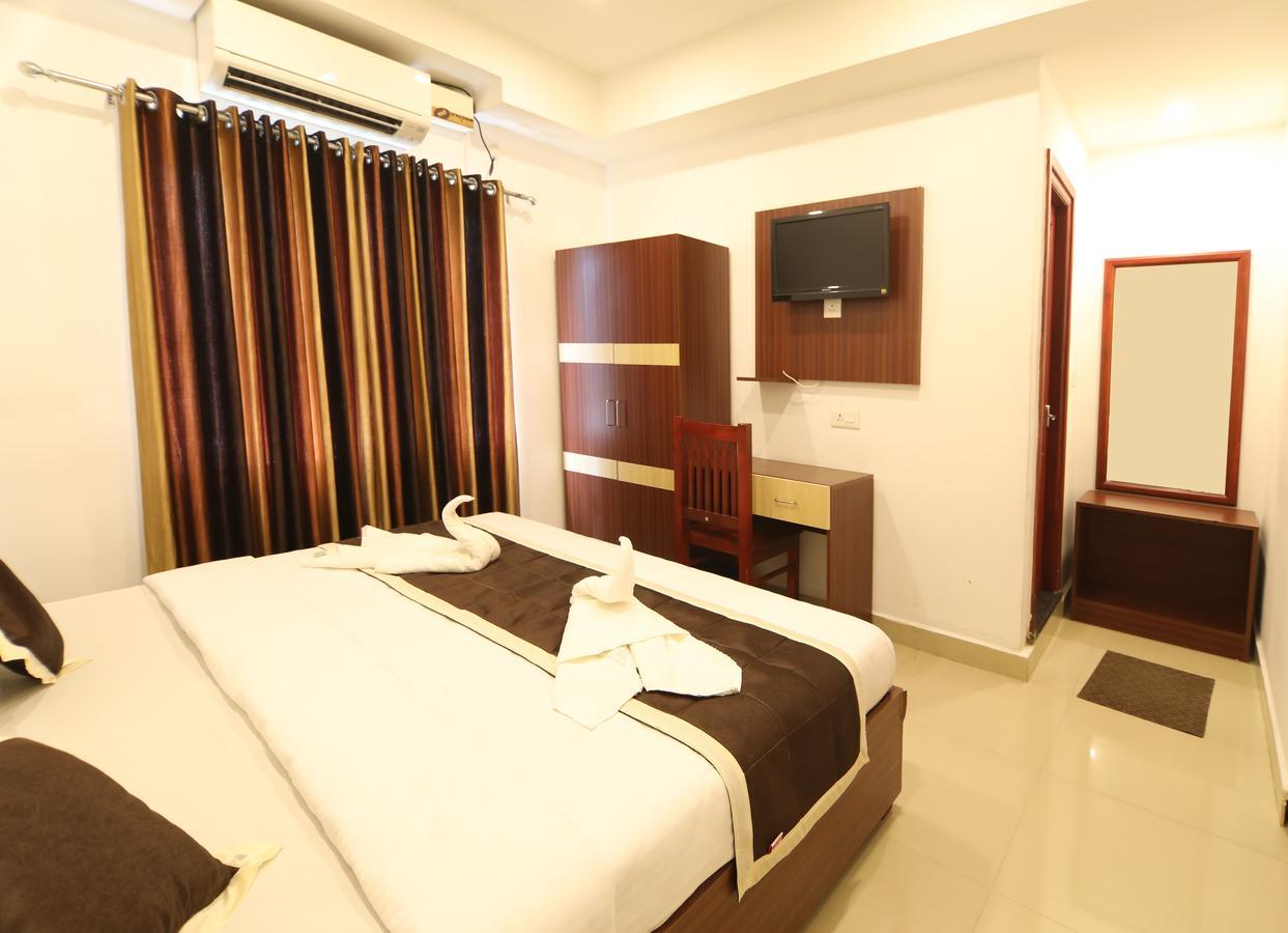 Oyo 18604 Puthens Capitol Inn Kochi Eksteriør billede