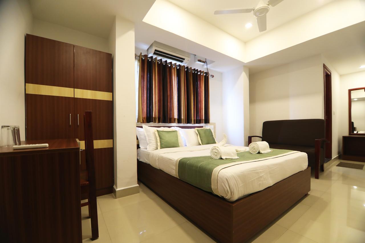 Oyo 18604 Puthens Capitol Inn Kochi Eksteriør billede