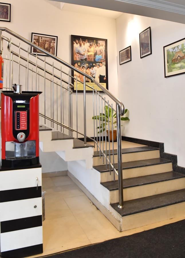 Oyo 18604 Puthens Capitol Inn Kochi Eksteriør billede