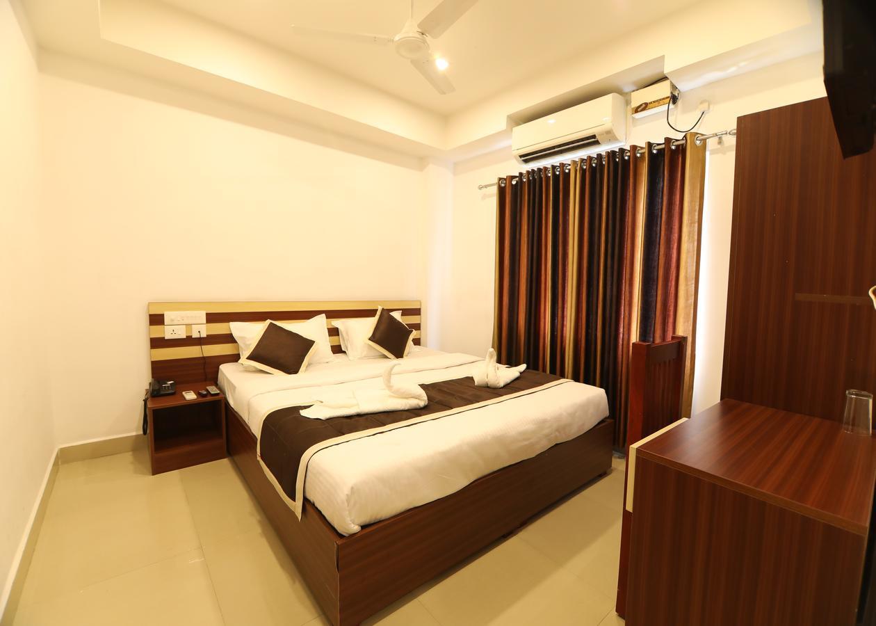 Oyo 18604 Puthens Capitol Inn Kochi Eksteriør billede