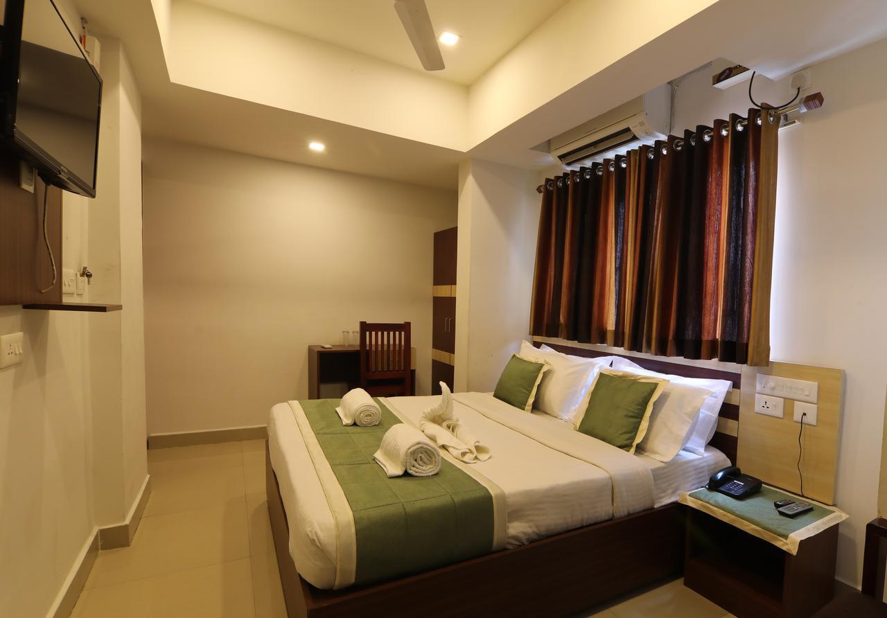 Oyo 18604 Puthens Capitol Inn Kochi Eksteriør billede