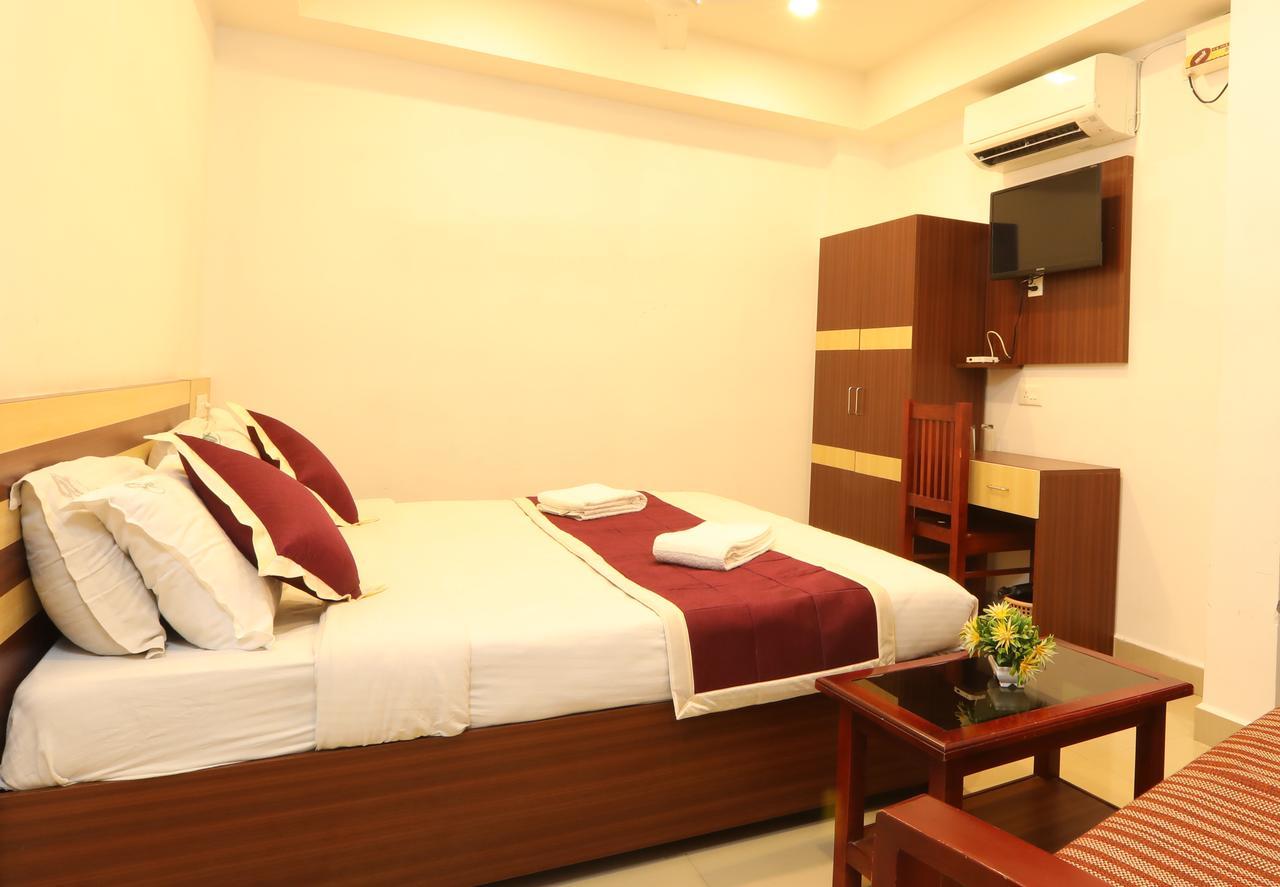 Oyo 18604 Puthens Capitol Inn Kochi Eksteriør billede