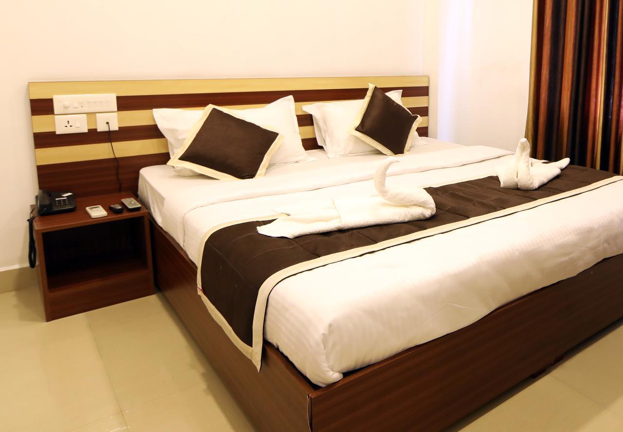 Oyo 18604 Puthens Capitol Inn Kochi Eksteriør billede