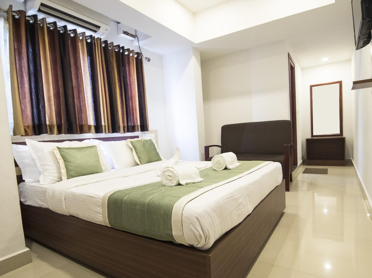 Oyo 18604 Puthens Capitol Inn Kochi Eksteriør billede