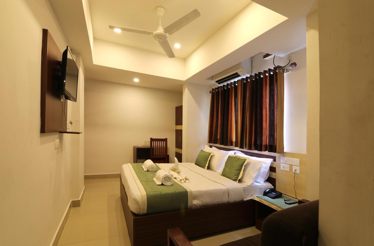 Oyo 18604 Puthens Capitol Inn Kochi Eksteriør billede