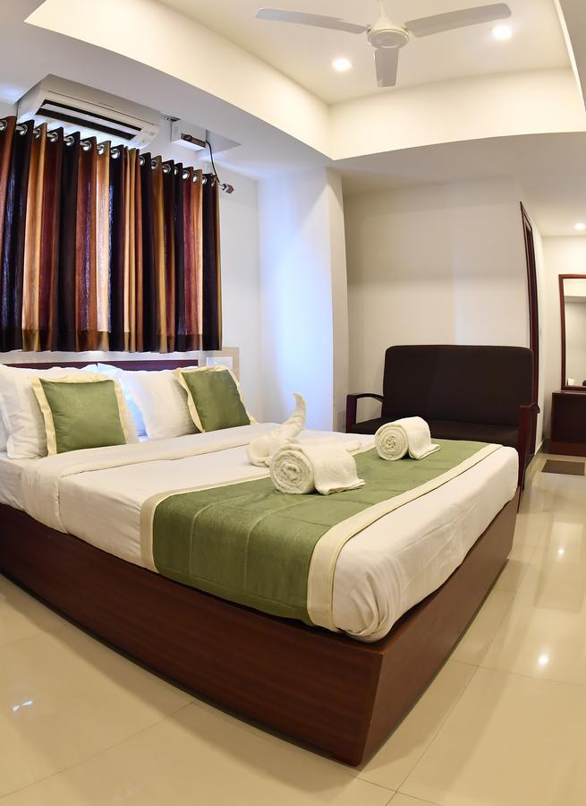 Oyo 18604 Puthens Capitol Inn Kochi Eksteriør billede