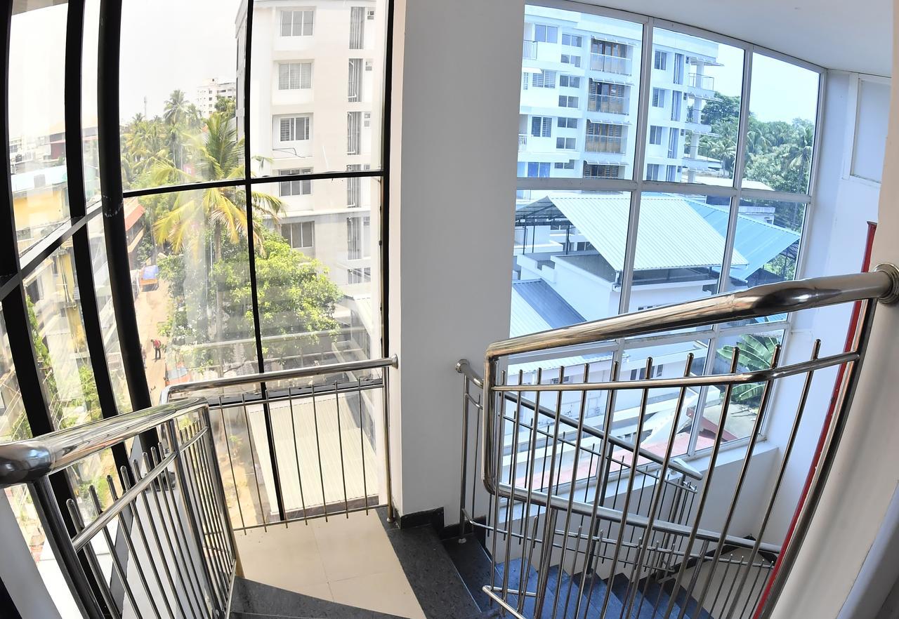 Oyo 18604 Puthens Capitol Inn Kochi Eksteriør billede