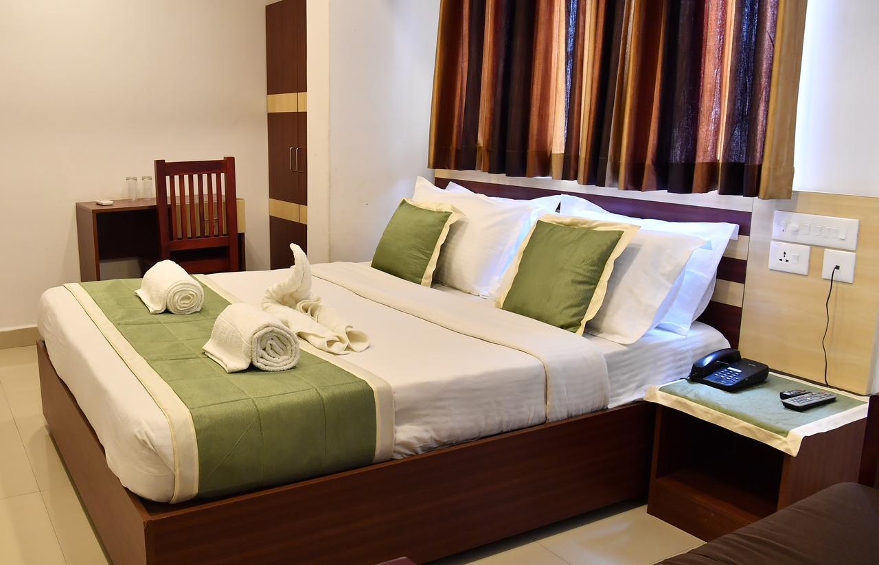 Oyo 18604 Puthens Capitol Inn Kochi Eksteriør billede