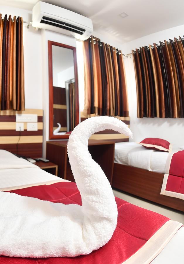 Oyo 18604 Puthens Capitol Inn Kochi Eksteriør billede