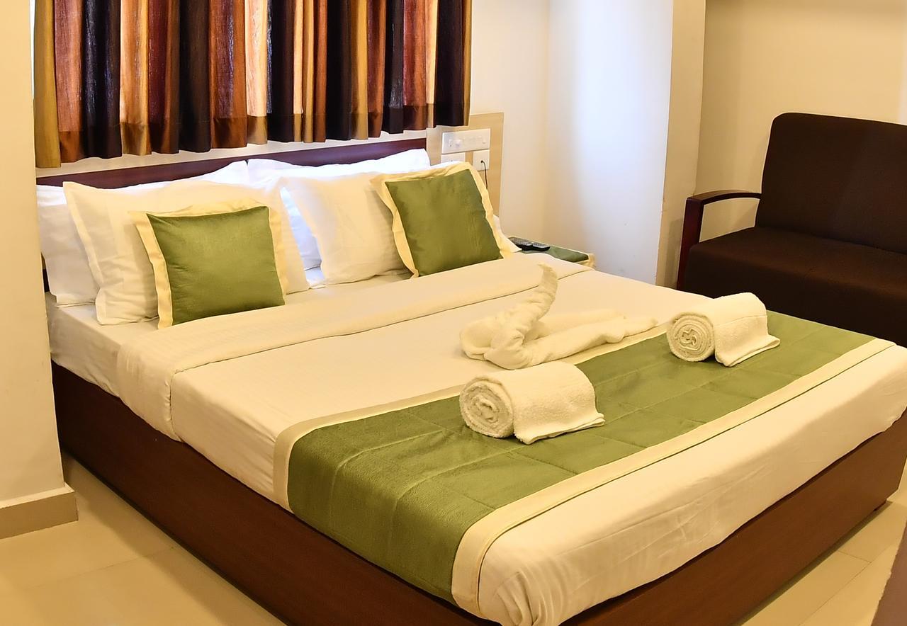Oyo 18604 Puthens Capitol Inn Kochi Eksteriør billede