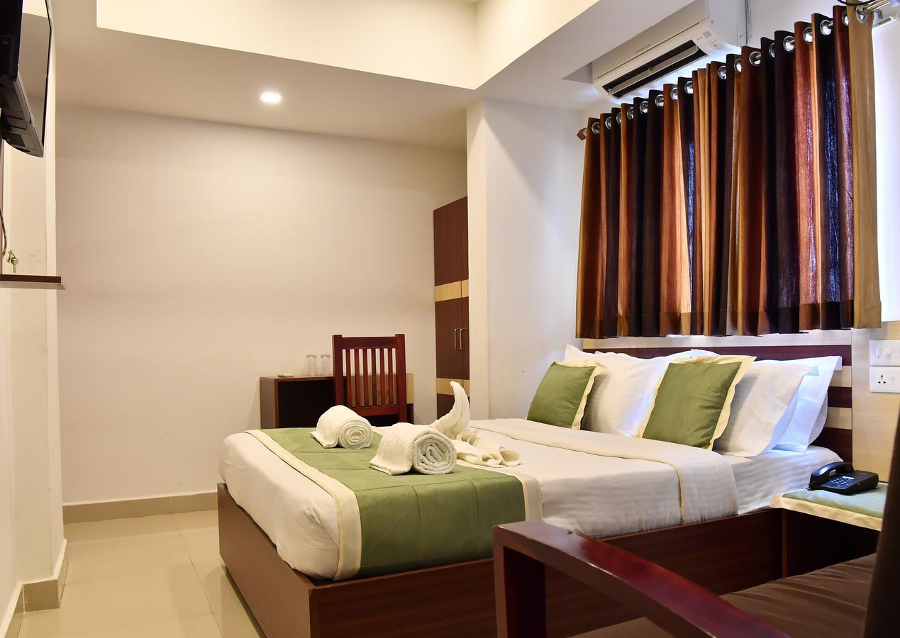 Oyo 18604 Puthens Capitol Inn Kochi Eksteriør billede