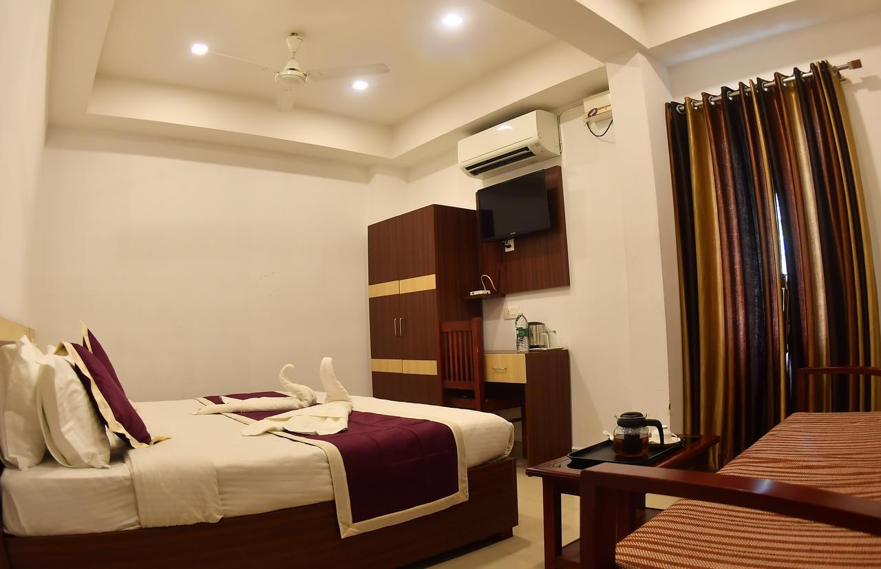 Oyo 18604 Puthens Capitol Inn Kochi Eksteriør billede