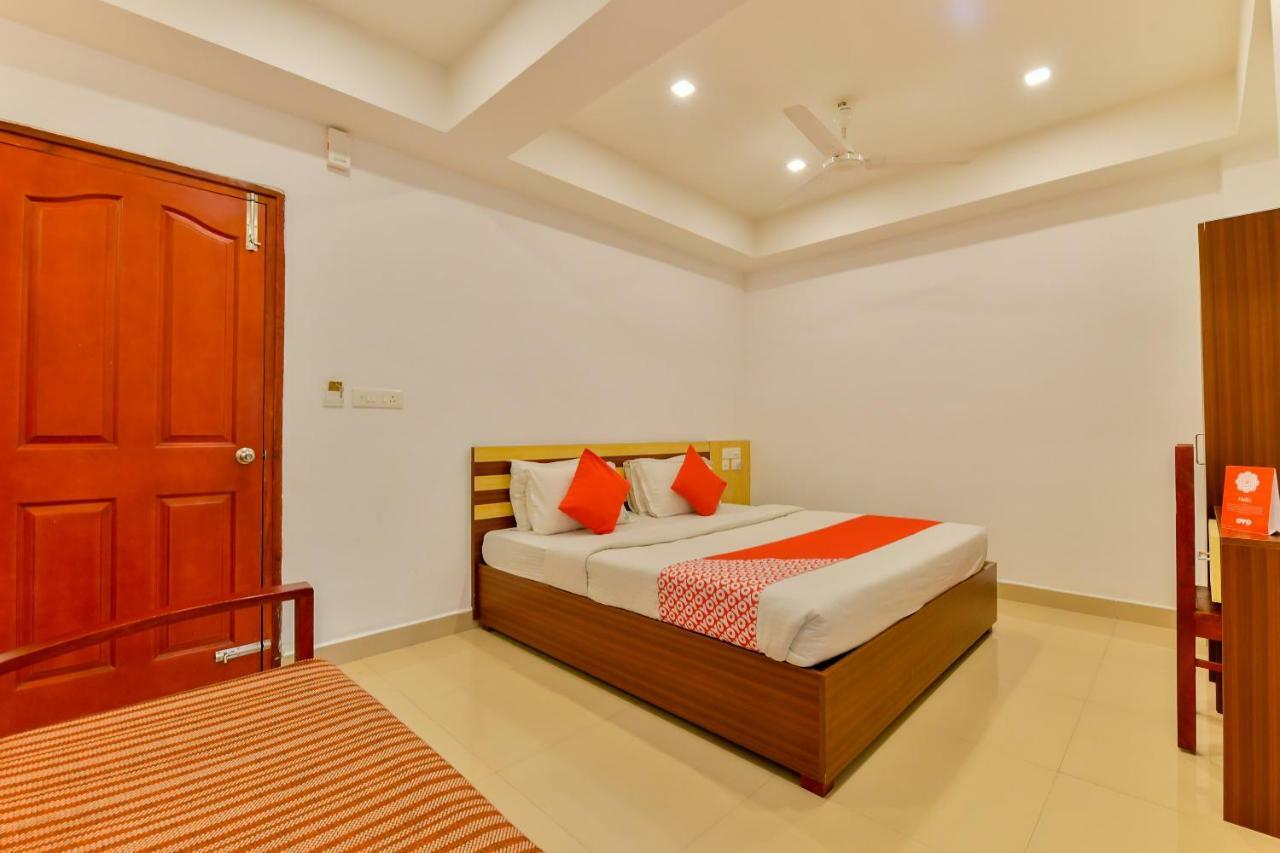 Oyo 18604 Puthens Capitol Inn Kochi Eksteriør billede