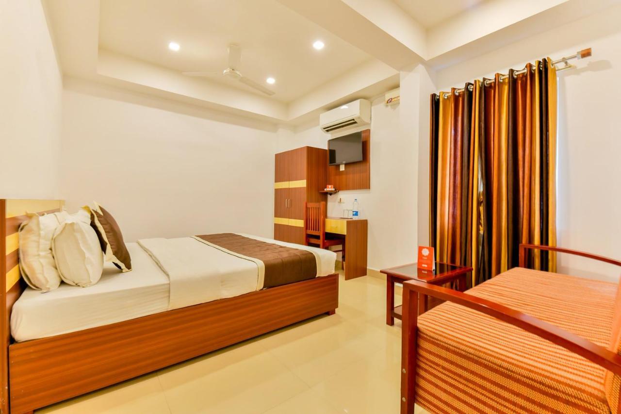 Oyo 18604 Puthens Capitol Inn Kochi Eksteriør billede